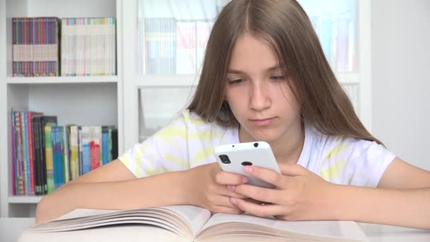 Kid Playing Smartphone Estudando Adolescente Internet Navegação Criança Telefone Mensagens — Vídeo de Stock