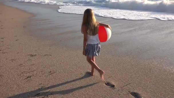 Dziecko Bawiące Się Plaży Kid Walking Sea Waves Seashore Mała — Wideo stockowe