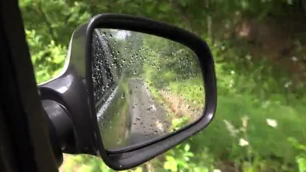 Autoverkehr bei Regen auf Stadtstraße, Fahrer fährt Auto, schwerer Sturm auf Autobahn, Regentropfen auf Rückspiegel Fahrzeugüberschwemmung — Stockvideo