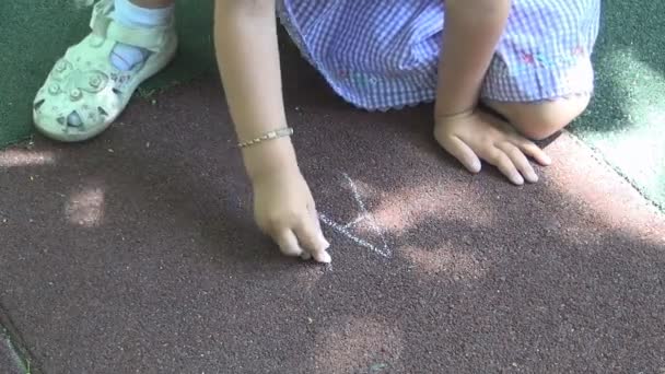 Детский Рисунок Асфальте Отслеживание Детей Письма Мелом Маленькая Девочка Играет — стоковое видео