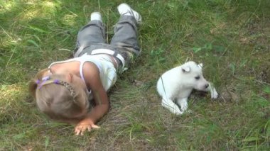 Çocuk Köpeğini Seviyor, Çocuk Yavruyu Öpüyor, Küçük Kız Meadow 'da Oynuyor, Çocuklar Hayvanları Seviyor, Hayvanları Seviyor