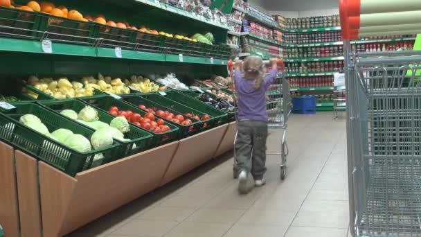 Criança Supermercado Criança Com Carrinho Compras Mercado Garotinha Loja Legumes — Vídeo de Stock