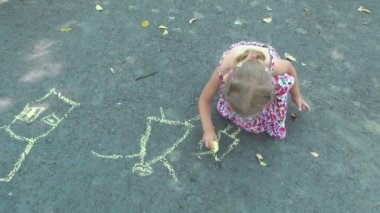 Asfalt çizen çocuk, tebeşirli çocuk izleme evi, parkta oynayan küçük kız, parkta oynayan çocuklar.