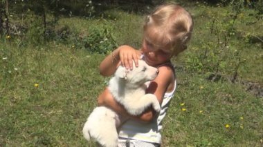 Çocuk Köpeğini Seviyor, Çocuk Yavruyu Öpüyor, Küçük Kız Meadow 'da Oynuyor, Çocuklar Hayvanları Seviyor, Hayvanları Seviyor