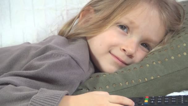 Seyreden Kız Kanepede Dinlenen Çocuk Evde Yaşayan Koç Televizyona Bakan — Stok video