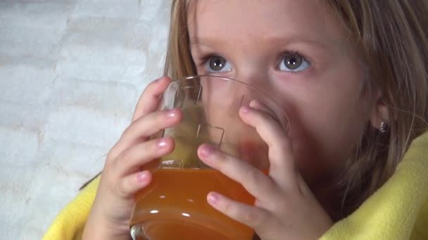 Больной Ребенок Пьет Наркотики Больной Ребенок Принимает Таблетки Холодная Девочка — стоковое видео