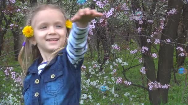 Meisje Spelen Met Zeepbellen Kid Park Lachend Kind Speelt Met — Stockvideo