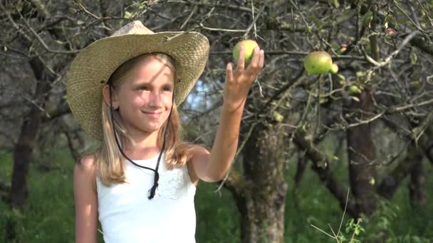 Kid Eating Apple, Dziecko w sadzie, Kid Degustacja owoców w drzewie, Farmer Blondynka w wiosce na wsi — Wideo stockowe