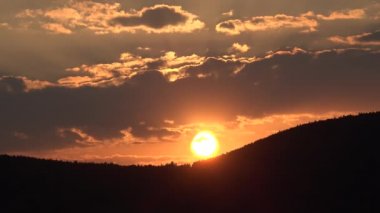 Dağlarda Günbatımı, dramatik Günbatımı Bulutlar Manzarası, Gündoğumu Bulutlu Manzara, Doğada Seyahat