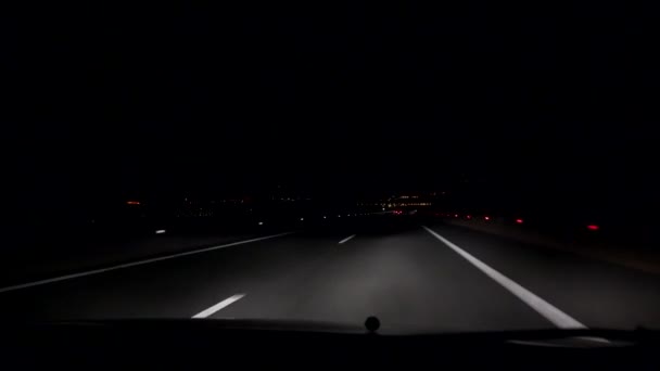 Éjszakai közlekedés az úton, Vezető autó a sötét autópályán, Utazó nézet, POV — Stock videók