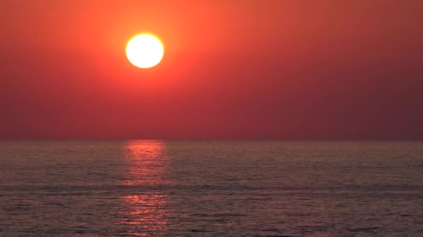 Zachód słońca na niebie, Sea Beach, dramatyczny wschód słońca na wybrzeżu, ocean o zachodzie słońca, podróże w letnie wakacje View — Wideo stockowe