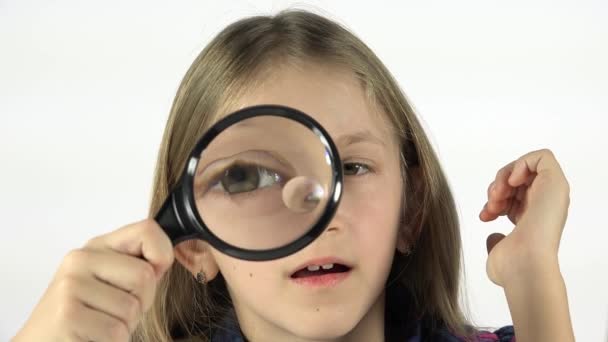 Flicka leker med förstoringsglas, Kid gör ansikten i skolan, roliga barnögon i glasögon, glada barn utbildning — Stockvideo
