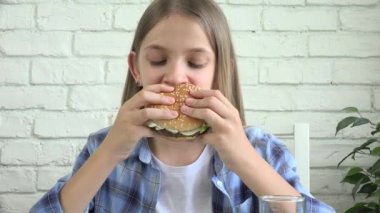 Fast food yiyen kız, ergen çocuk restoranda hamburger yiyor, sağlıksız çizburger sandviçli ergen çocuk, atıştırmalık
