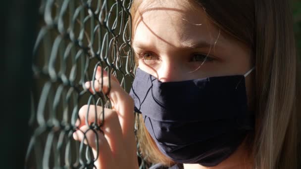 Droevig kind draagt beschermende masker als gevolg van coronavirus pandemie, ziek ongelukkig kind, depressief meisje niet spelen met kinderen, depressie — Stockvideo