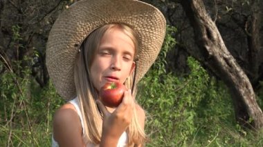 Elma yiyen çocuk, meyve bahçesindeki kız, ağaçtaki meyvelerin tadına bakan çocuk, kırsaldaki köyde yaşayan çiftçi sarışın kız.