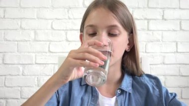 Çocuk İçme Suyu, Çocuk Bardaktan Taze Su İçiyor, Mutfakta Susamış Sarışın Kız, Çocuk Sağlığı Hizmetleri