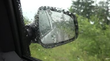 Otoyoldaki Fırtına 'da Trafik Arabası, Şehir Yolundaki Şiddetli Yağmurda Sürücü Sürücü Otomobili, Dikiz Aynası Taşıtında Yağmur Damlaları