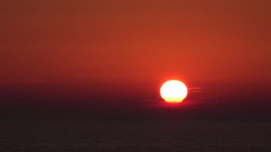 Gökyüzünde dramatik günbatımı, Deniz Sahili 'nde Gündoğumu, Günbatımında Okyanus, Yaz Tatilinde Seyahat