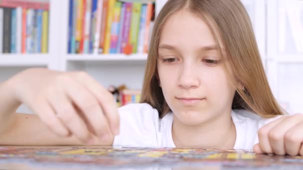 Παιδί κάνει παζλ, βαριέται το παιδί παίζει έξυπνα παιχνίδια στο σπίτι, έφηβος κορίτσι παίζει επιτραπέζια παιχνίδια εσωτερική — Αρχείο Βίντεο