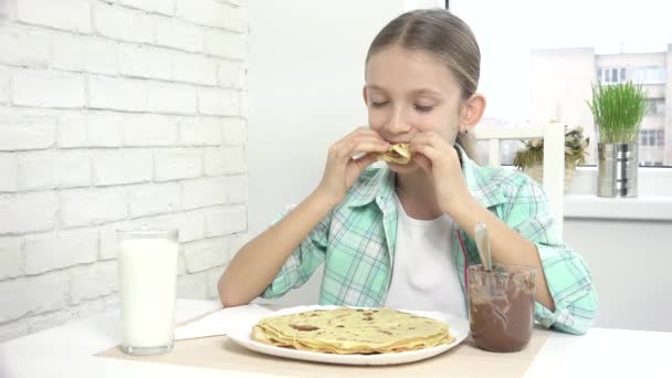 Kid Příprava palačinky u snídaně, Dítě Jíst čokoládu v kuchyni, Dívka Připravuje Griddle-dort doma — Stock video