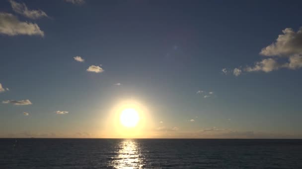Sunset Beach, Wschód słońca w chmurach na wybrzeżu, Ocean o zachodzie słońca w letnie wakacje, Morze Zmierzchu — Wideo stockowe