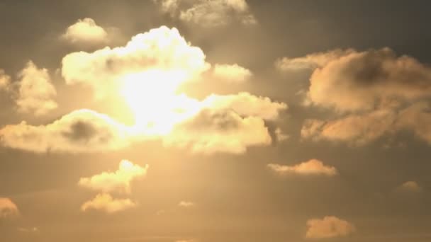 Zeitraffer dramatischer Sonnenuntergang mit Wolken am Himmel, bewölkte Abenddämmerung, Zeitraffer — Stockvideo