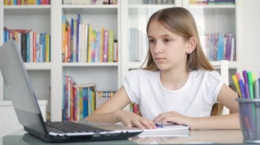 Sıkıcı Çocuk Çalışması Okulda Dizüstü bilgisayar, Üzgün Kız Ofiste Bilgisayar Çalışması, Öğrenci Çocuk Ödevi, Çevrimiçi Eğitim