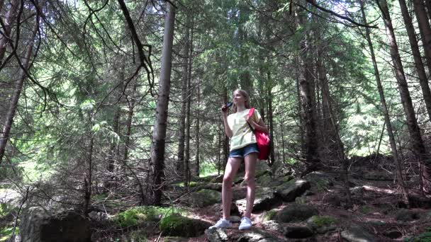 Dítě pomocí dalekohledu v horském lese, Turistický Kid Turistika v kempu, Dřevěné alpské stezky, Dívka Cestování v výlet, Exkurze — Stock video