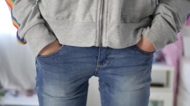 Boş Pantolon Gösteren Üzgün Genç Kız. İşsiz Ergenlik Cebinde Para Yok. Finansal Kriz Yoksulluk Borçları İflas Etti