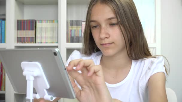 子供タブレットブラウジングインターネットをプレイ,タッチスクリーンデバイスを使用して子供,ブロンドの女の子は読書メッセージを書く｜Teenagerオンラインゲーム — ストック動画