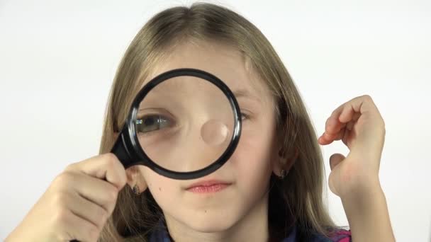 Kid leker med förstoringsglas, barn gör ansikten i skolan, rolig flicka ögon i glasögon, glada barn utbildning — Stockvideo