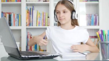 Çocuk Öğrenme, Ofiste Dizüstü bilgisayarda Çalışma, Bilgisayar Masasında Kız Dans, Kulaklıkta Müzik Dinleyen Çocuk, Çevrimiçi Eğitim