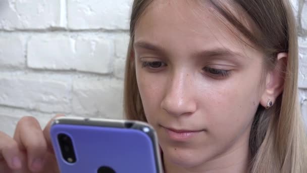 Mladá dívka hraje Smartphone, Kid prohlížení internetu na telefonu, Dospívající děti čtení zpráv, Hledání on-line na zařízeních — Stock video