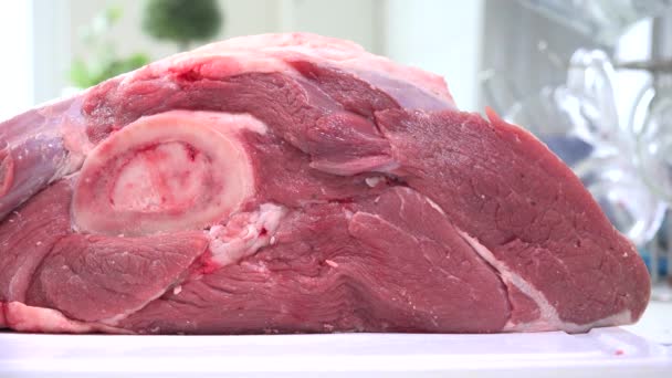Gotowanie Świeże mięso w kuchni, Mężczyzna w restauracji Przygotowanie mięsa wołowego, Kuchenka, Rzeźnik siekanie polędwicy wieprzowej z nożem — Wideo stockowe