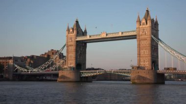 Londra 'daki Tower Köprüsü, Günbatımında Arabalar, Gemiler, Thames Nehri' nde Tekne Seyahati, Avrupa 'da Ünlü Yerler