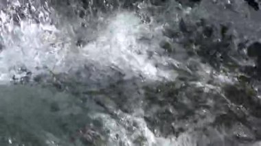 Dağlardaki Nehir Suyu Kapanması, Temiz Bahar Taze Şelalesi, Şeffaf Alp Akımı Dalgaları, Kristal Damlaları