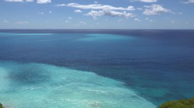 Yunanistan Plajı Mavi Dalgalar Deniz Kıyısına Düştü, Deniz Burnu manzarası 4K Yazında