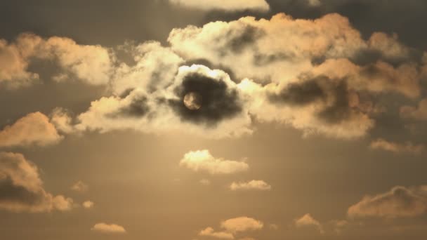 Moln på blå himmel dramatisk solnedgång, fluffig molnig dag på havet på sommaren — Stockvideo