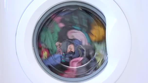 Praní prádla Dezinfekce, Čištění oděvů Domácí práce, Práce v prádelně, Spinning Vat, Domácí, Domácí práce, Zdravotní péče — Stock video