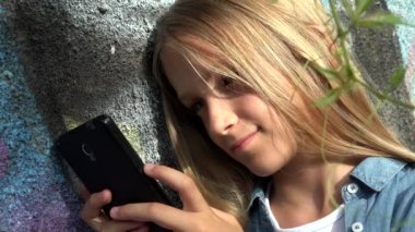 Parkta Akıllı Telefon 'da Çocuk Oynaması, Akıllı Telefon' da Çocuk Bakışı, Cihazda Mesaj Yazan Sarışın Genç Kız