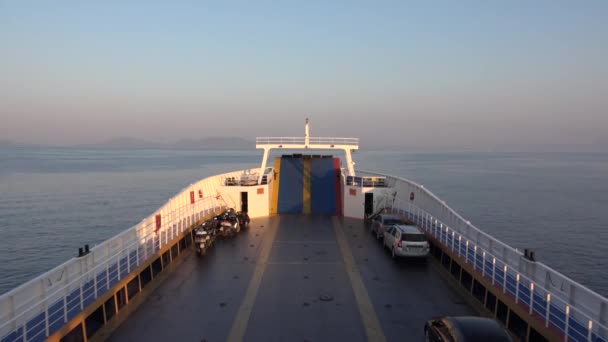Yunanistan 'da Akdeniz' deki feribot, Gezinti Feribotu, Turistlerle Gezi Teknesi, Yaz Tatilinde Gemi — Stok video