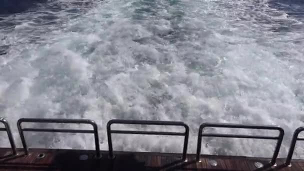 Yunanistan 'da Akdeniz' deki feribot, Gezinti Feribotu, Turistlerle Gezi Teknesi, Yaz Tatilinde Gemi — Stok video