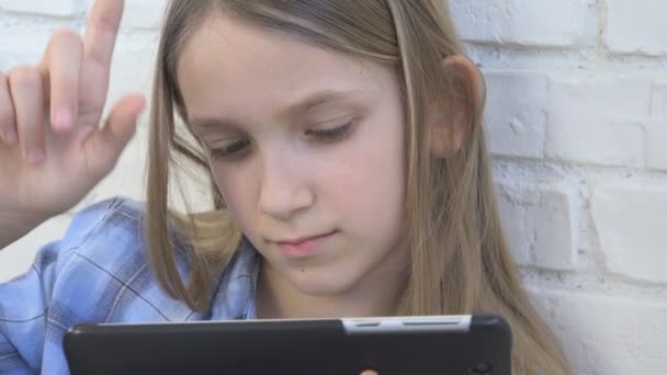 Dítě Hraní tabletu Procházení Internetu, Kid pomocí smartphonu, Blondýnka Psaní zpráv na zařízení, Online hraní her — Stock video