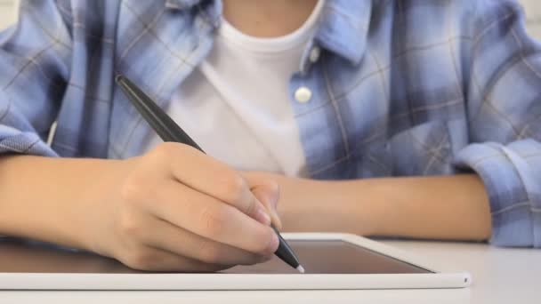 Enfant étudiant sur tablette, École d'écriture pour enfants devoirs, Fille apprenant à la maison, Enseignement à domicile, Éducation en ligne en cas de pandémie de coronavirus — Video