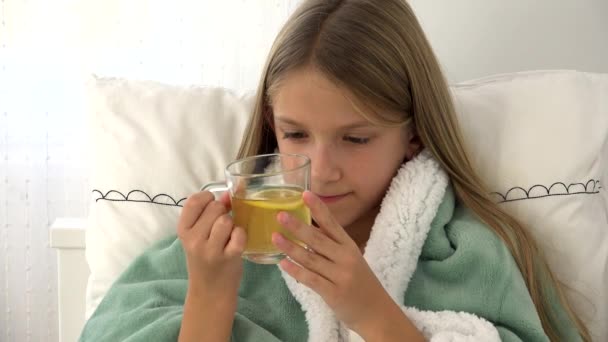 Hasta Çocuk Çay İçiyor, Hasta Çocuk Yatakta, Sarışın Kız Soğuktan Acı Çekiyor, Hastanedeki Hasta, Çocuk Sağlık Hizmetleri — Stok video