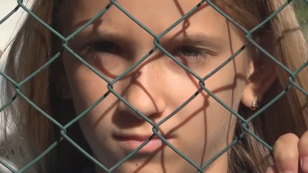 Üzgün Çocuk Terk Edilmiş, Hasta Mutsuz Kız, Bunalımlı Çocuk Koronavirüs Salgını, Depresyon, Üzüntü nedeniyle Çocuklarla Oynayamıyor — Stok video