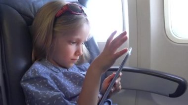 Uçakla Yolculuk, Uçakta Tablet Oynayan Çocuk, Pencerenin Yanında Akıllı Telefon Kullanan Küçük Kız, Tatilde Yolculuk Eden Çocuklar