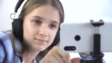 Akıllı Telefon Oynayan Kız, Tablet 'te İnternet Taraması yapan Çocuk, Cihazda Çalışan Kulaklıklı Okul Çocuğu, Çevrimiçi Salgın Eğitimi