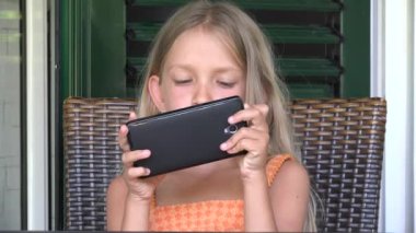 Akıllı Telefon Oynayan Çocuk, Telefonla İnternete Bakan Çocuk, Mesajları Okuyan Sarışın Genç Kız, Cihazlar Aranıyor