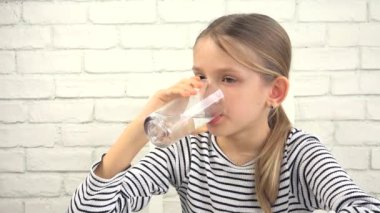 Su içen çocuk, Bardaktan taze su içen çocuk, Mutfakta susamış sarışın kız, Çocuk Sağlığı Hizmetleri